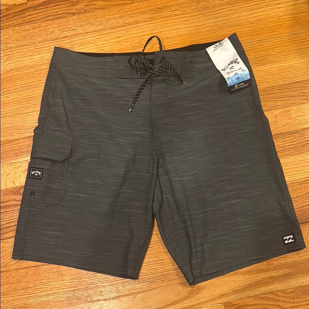 Billabong Men's Charcoal Board Shorts - NEW WITHOUT TAGS - SIZE 33